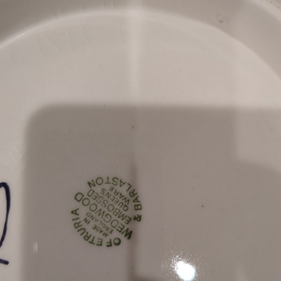 Wedgwood England Embossed Green Grapevine Serving Bowl 10 1/8" - Picture 3 of 3